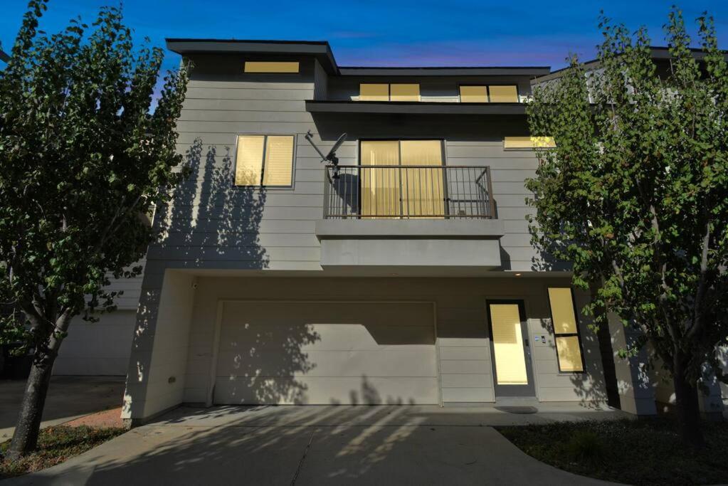 ヒューストン 3Br/3.5Ba Three Story East Downtown Townhouse With Viewヴィラ エクステリア 写真
