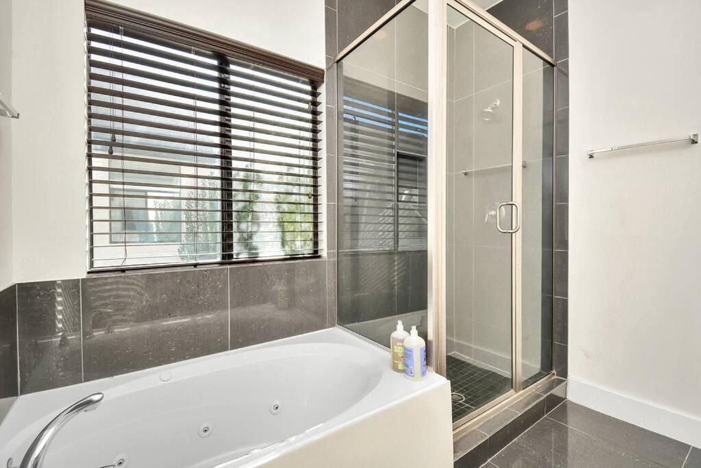 ヒューストン 3Br/3.5Ba Three Story East Downtown Townhouse With Viewヴィラ エクステリア 写真
